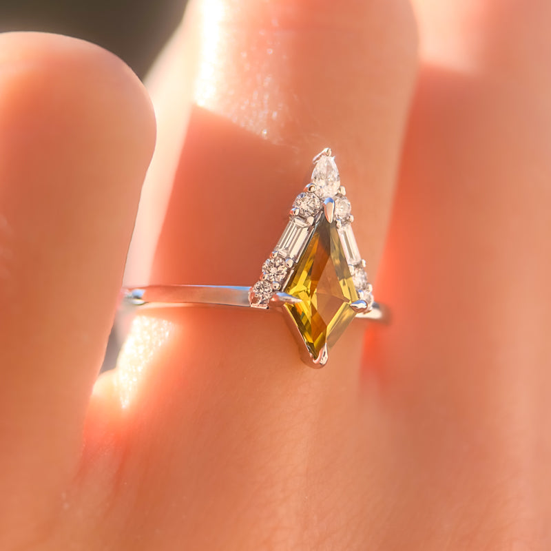 Seren Ring I 0.92ct Kite Shape Yellow & Green Sapphire
