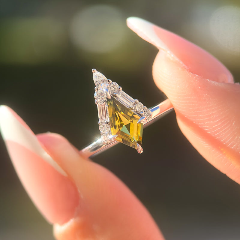 Seren Ring I 0.92ct Kite Shape Yellow & Green Sapphire
