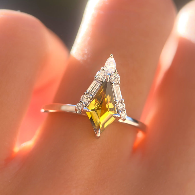 Seren Ring I 0.92ct Kite Shape Yellow & Green Sapphire
