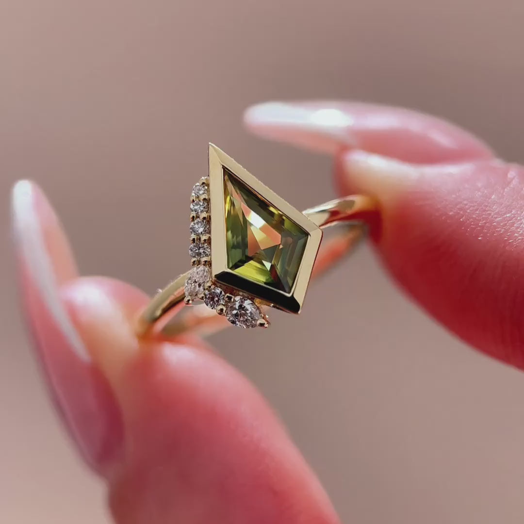 Lyanna Ring I 0.99ct Kite Bi-Yellow & Green Sapphire