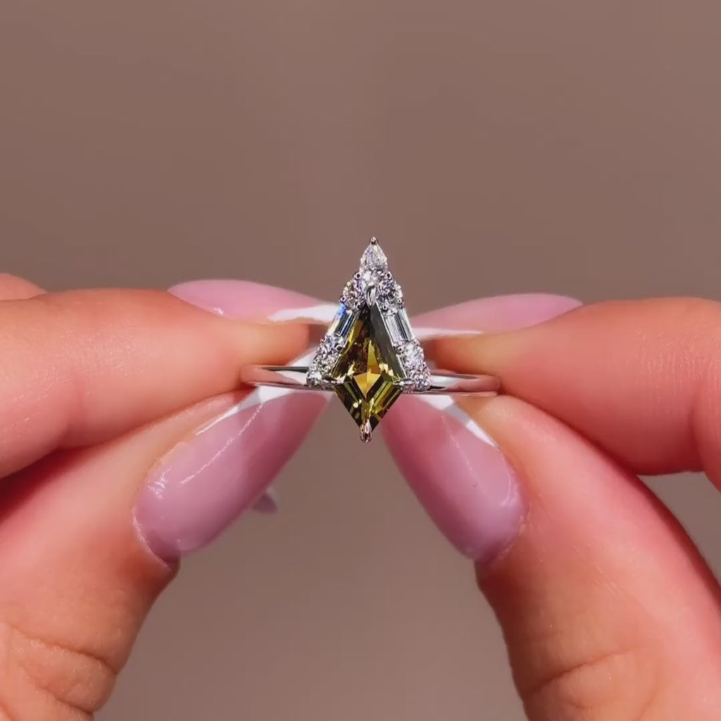 Seren Ring I 0.92ct Kite Shape Yellow & Green Sapphire