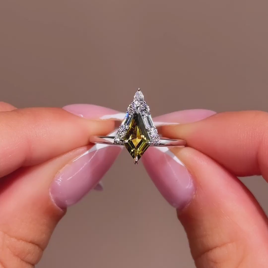 Seren Ring I 0.92ct Kite Shape Yellow & Green Sapphire