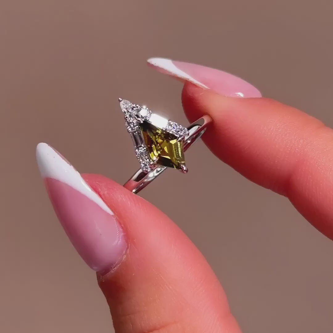 Seren Ring I 0.92ct Kite Shape Yellow & Green Sapphire