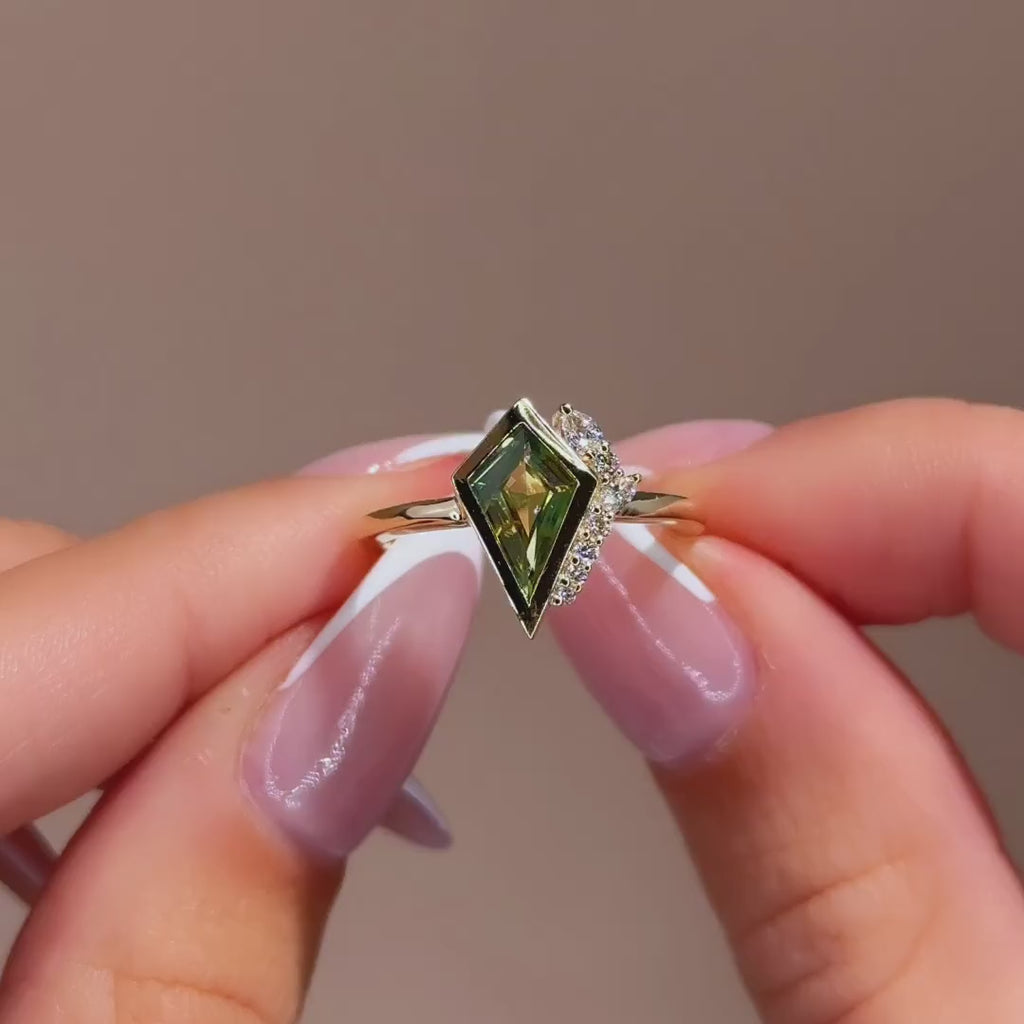 Lyanna Ring I 0.99ct Kite Bi-Yellow & Green Sapphire