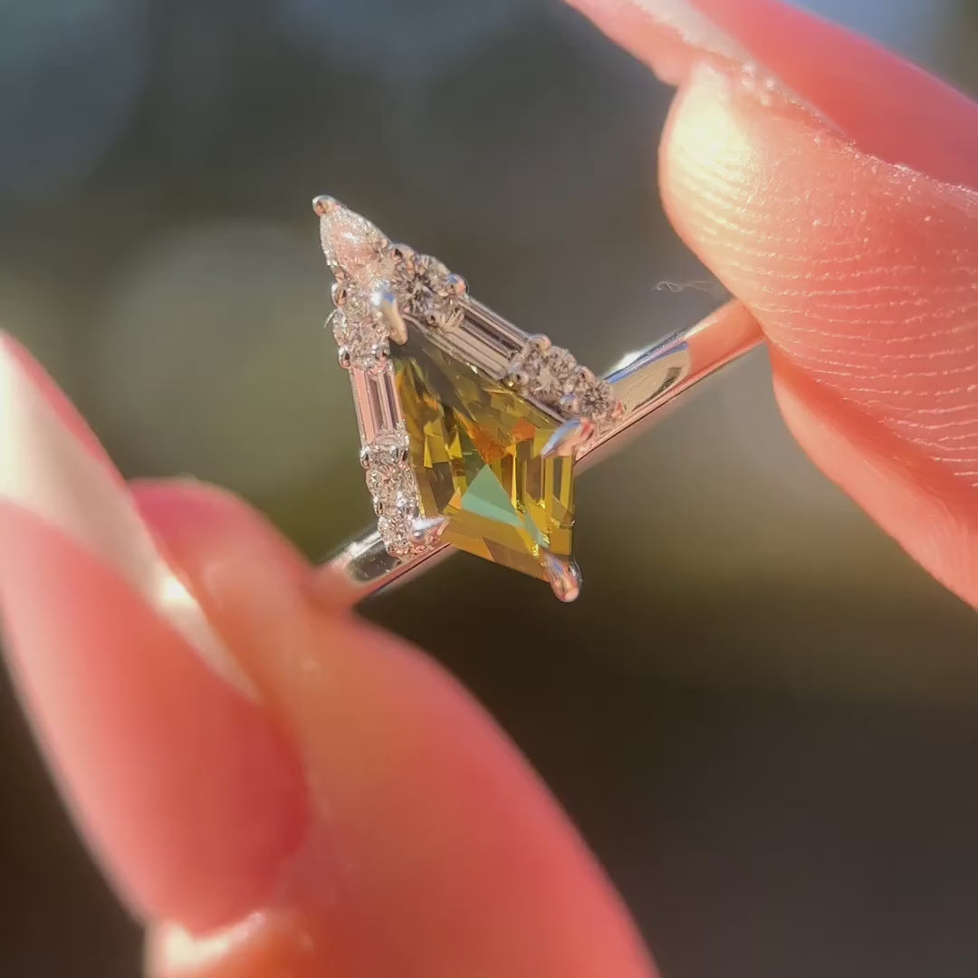 Seren Ring I 0.92ct Kite Shape Yellow & Green Sapphire