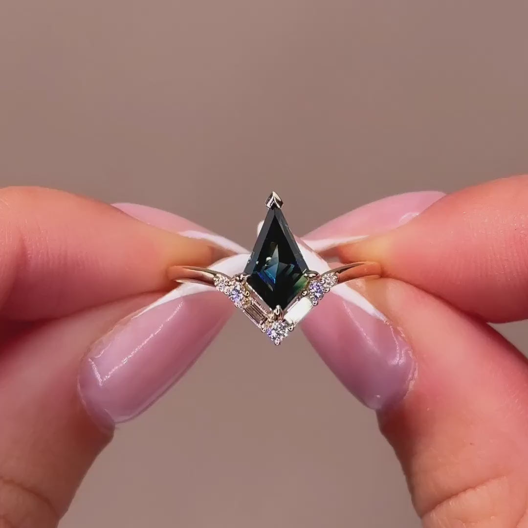 Amara Ring I 1.37ct Kite Shape Green Sapphire