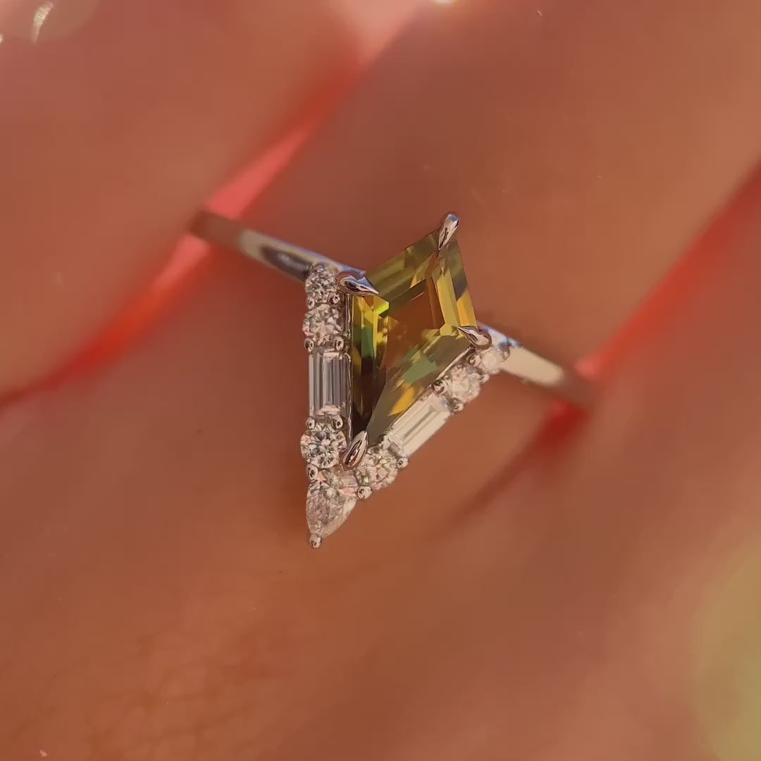 Seren Ring I 0.92ct Kite Shape Yellow & Green Sapphire